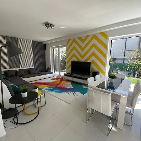 Luxury Garden House Ii In The Center 度假居