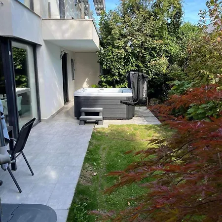 Semesterbostad Luxury Garden House Ii In The Center *