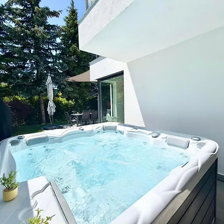 Dom wakacyjny Luxury Garden House Ii In The Center